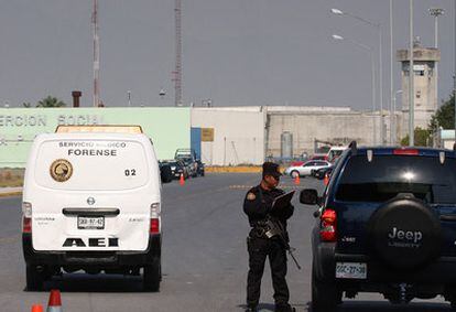 Vehículos forenses entran al penal mexicano donde un incendio dejó 14 muertos