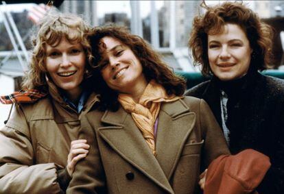 Ya en la madurez, estas tres hermanas hijas de un matrimonio de actores viven sus vidas enredadas emocionalmente las unas con las otras. Con Mia Farrow como musa (y faro de alejandría) esta es una de las películas más recordadas y adoradas por los fans de Woody Allen.