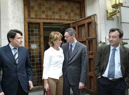 Ignacio Gonz&aacute;lez, Esperanza Aguirre, Alberto Ruiz-Gallard&oacute;n y Manuel Cobo, en abril de 2004.