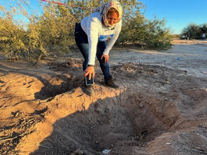 La buscadora Cecilia Flores señala una fosa, el 13 de enero, cerca de Hermosillo (Sonora).