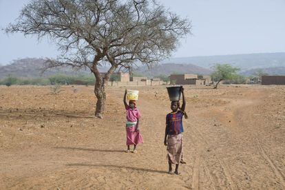 Dos niños en el camino del pueblo de Albaraka hacia el pozo. Las idas y venidas al pozo es para los niños parte de su vida cotidiana desde edades muy tempranas. Todos deben colaborar en el mantenimiento del hogar.