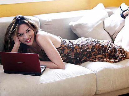 Yolanda Álvarez. "Unos treinta años". En 2000 creó su propia empresa de vídeos pornográficos <i>amateurs</i> que distribuye por Internet. Actriz, escritora en sus ratos libres, hace un año fundó una productora de cine X con la que graba una película. En la foto, en su casa de Palma de Mallorca.