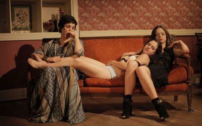 Olga, Irina y Masha, las tres hermanas, en una escena del montaje brasile&ntilde;o de la pieza de Ch&eacute;jov que se ver&aacute; en Temporada Alta. 