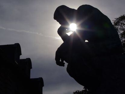 El sol del atardecer se cuela entre las formas de &#039;El pensador&#039; de Rodin, situado en los jardines de su museo, en Par&iacute;s.