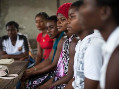 Mujeres de entre 15 y 24 años en una sesión informativa sobre prevención de VIH, donde también se hicieron pruebas del sida, en Toumodi (Costa de Marfil).
