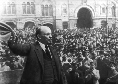 Lenin dirigiéndose a una multitud en la Plaza Roja de Mosú durante la revolución rusa en octubre de 1917.