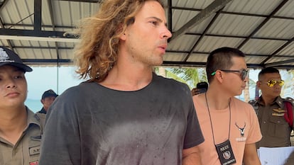 Daniel Sancho escoltado por varios agentes de policía de Tailandia, el pasado 7 de agosto.
