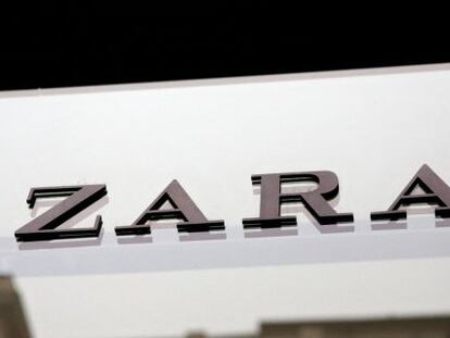 Logo de Zara en una tienda de Madrid.