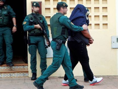 Agentes de la Guardia Civil trasladan a un detenido en Algeciras.