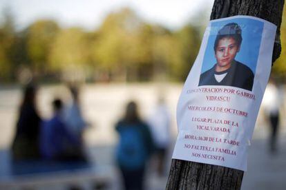 Cartel con la fotografía del niño rumano de 12 años desaparecido en Madrid.