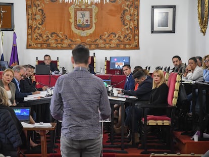 Ciro M., víctima de abusos sexuales en la Iglesia, este jueves durante su intervención en el pleno municipal de San Cristóbal de la Laguna (Tenerife) en el que se debatía una moción para pedir el cese del obispo de Bernardo Álvarez por encubrir un caso de pederastia.