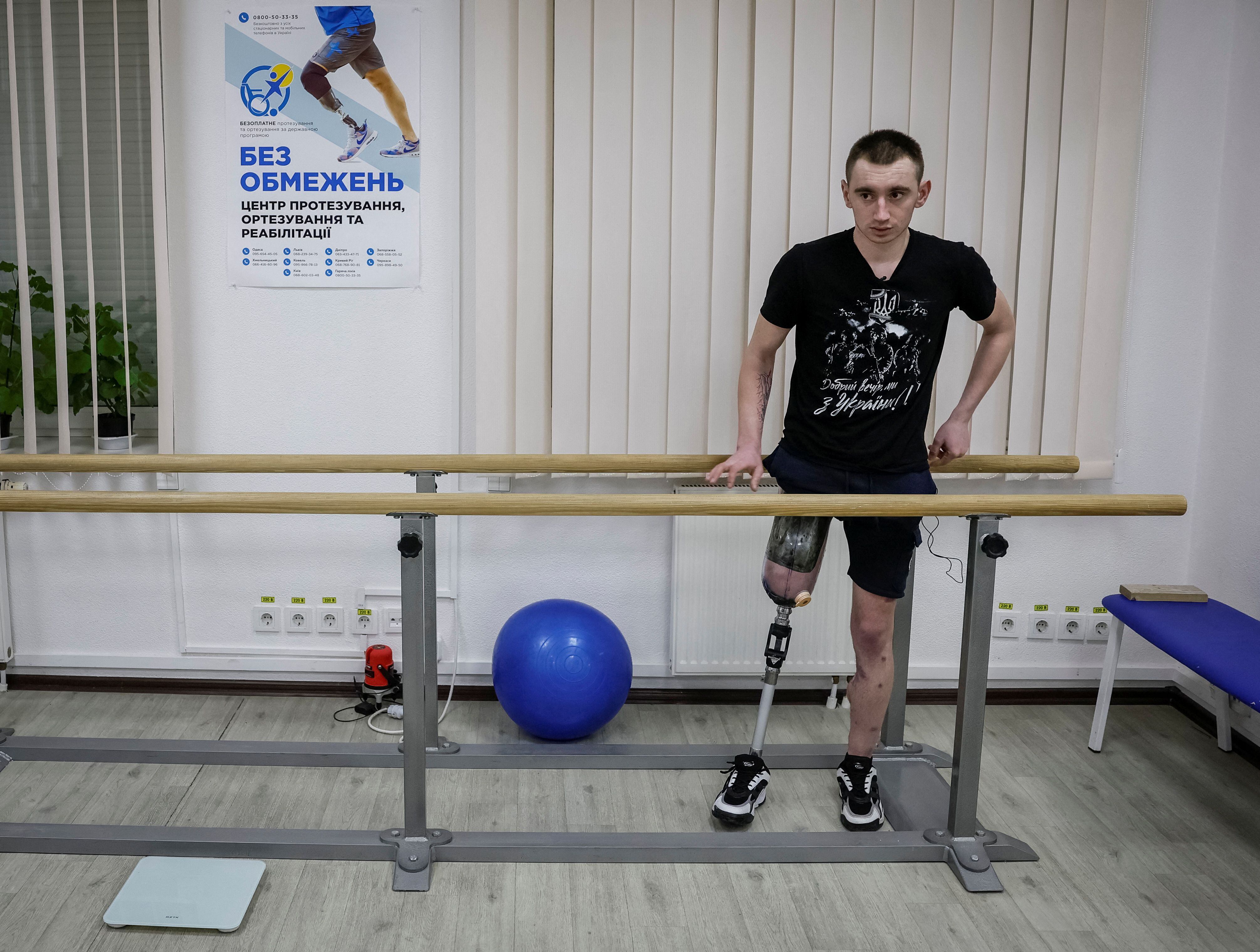 Dmitro Zilko, un soldado ucranio mutilado, hace ejercicios de rehabilitación con una prótesis en una clínica de Kiev.