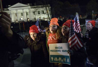 Activistas por la reforma migratoria celebran a las afueras de la Casa Blanca en Washington. Obama dijo que las medidas harían al sistema más justo