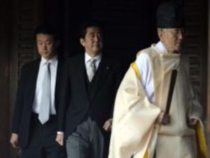 El primer ministro nip&oacute;n, Shinzo Abe (centro), sigue a un sacerdote durante su visita al templo Yasunuki en Tokio (Jap&oacute;n) el ueves 26 de diciembre de 2013. 