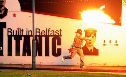Un manifestante lanza una bengala en el área católica de Belfast, en el Norte de Irlanda.