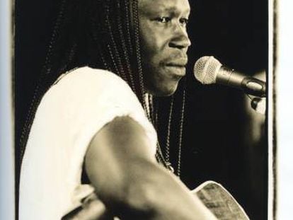 El músico ugandés Geoffrey Oryema.