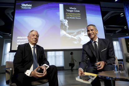 Mario Vargas Llosa y Rubén Gallo presentan 'Conversación en Princeton' en la Fundación Telefónica este jueves.