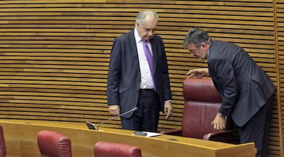 Un ujier de las Cortes ajusta el nuevo escaño de diputado no adscrito que ocupa Rafael Blasco.