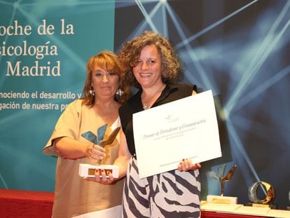 Nuria Mateos, secretaria de la Junta de Gobierno del COP de Madrid, y la periodista Patricia Gosálvez, este jueves en la entrega de premios del COP.