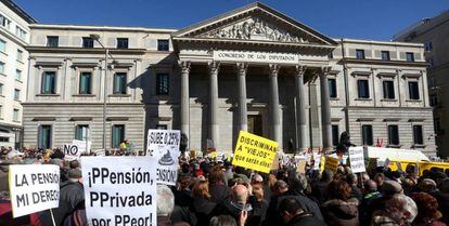 Manifestaci&oacute;n de pensionistas frente al Congreso de los Diputados.