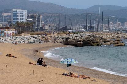 La playa de Sant Adrià del Besòs, cerrada por contaminación desde mayo de 2021, con el puerto de Badalona al fondo, el pasado viernes 10, cuando los vecinos no respetaban la antigua valla.