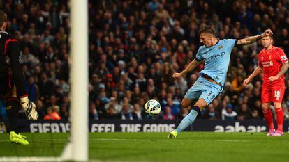 Jovetic dispara para marcar el primer gol ante Alberto Moreno.