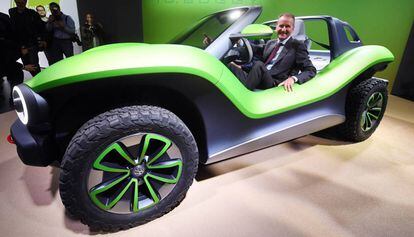 El consejero delegado de Volkswagen, Herbert Diess, sentado en el prototipo de buggie de la marca. 
