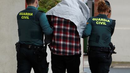 Dos guardias conducen a Almeida hasta el juzgado de Logroño, el 31 de octubre de 2021, pocos días después del crimen.