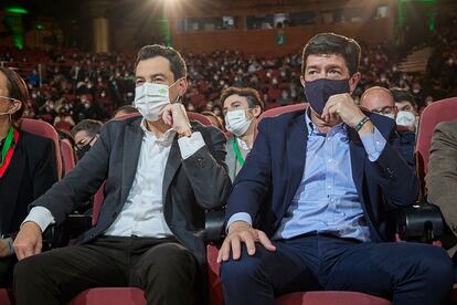 The president of the Junta de Andalucía, Juanma Moreno, with the coordinator of Citizens (Cs) in Andalusia and vice president of the Junta de Andalucía, Juan Marín, at the Autonomous Congress of the Andalusian PP in Granada this Friday.