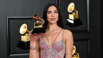 Dua Lipa posa con su Grammy al mejor álbum de pop por ‘Future Nostalgia’.