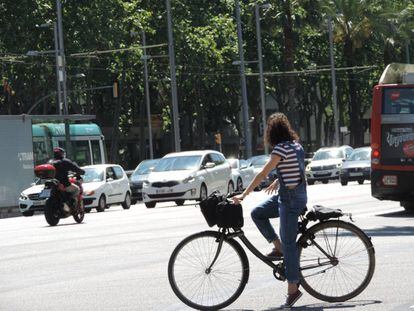 Una ciclista antes de cruzar la Avenida Diagonal por la calle Numancia.