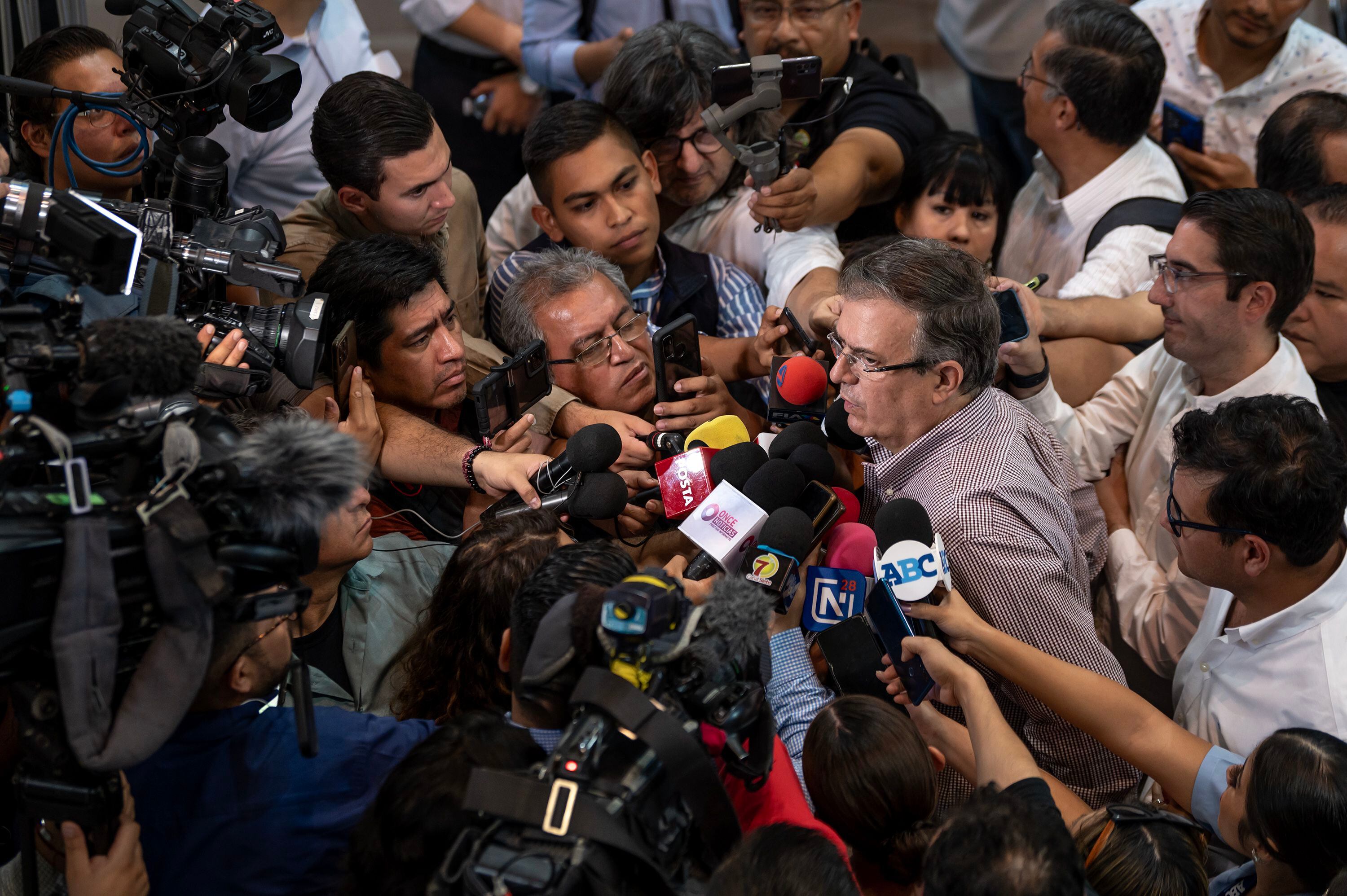 Marcelo Ebrard habla con medios de información, el pasado 28 de junio, en Monterrey. 