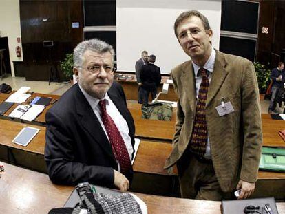 Fernando Briones (izquierda) y Eugenio Coronado, en la Universidad Complutense (Madrid).