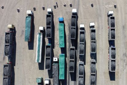 Camiones cargados de carbón en el desierto de Mongolia que tienen como destino China, el principal consumidor de este combustible fósil del mundo.
