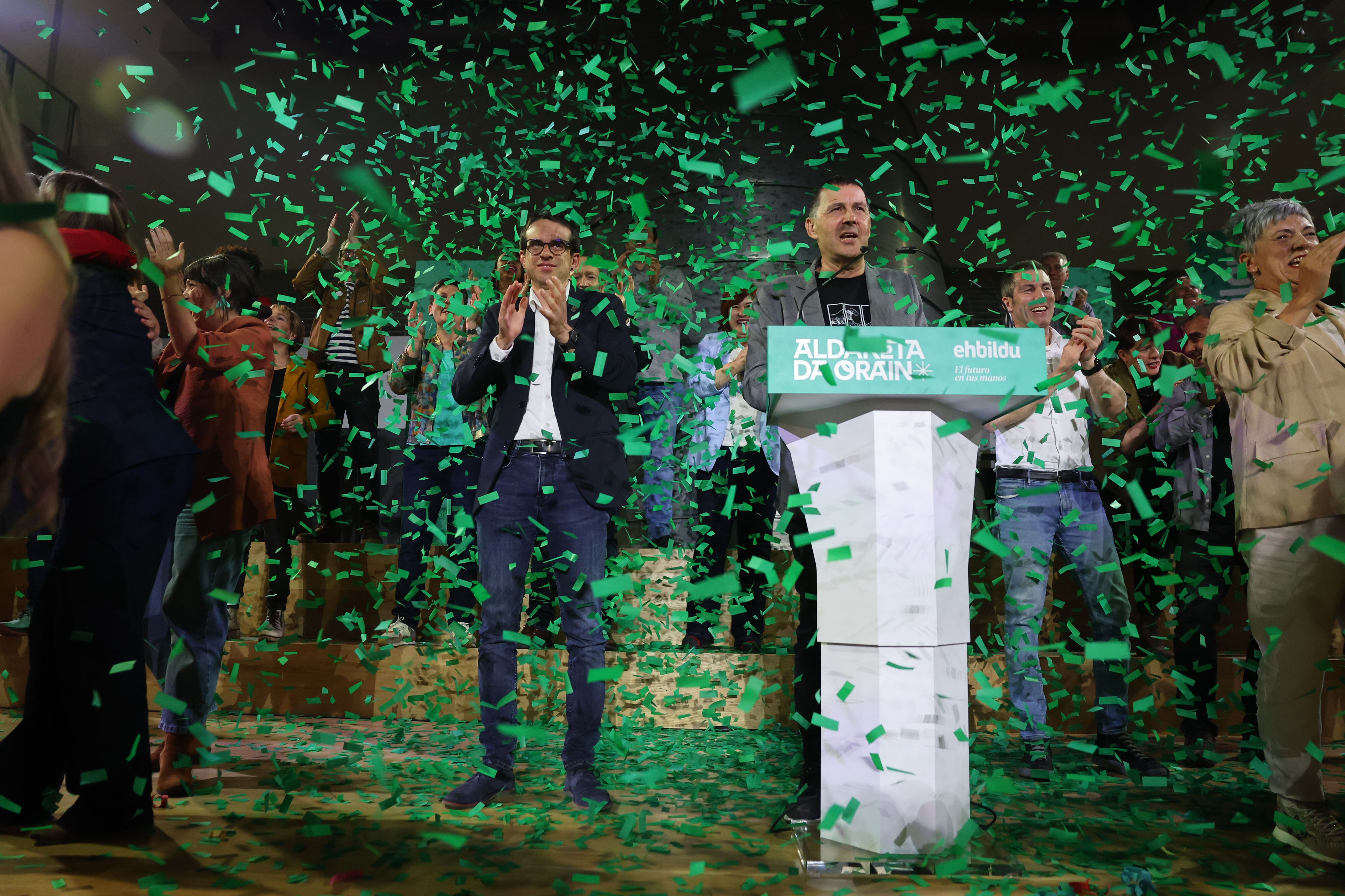 El candidato de EH Bildu, Pello Otxandiano (a la izquierda), y el Coordinador General del partido, Arnaldo Otegi, celebran este domingo los resultados.