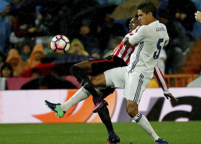 Varane pelea un bal&oacute;n con Williams el d&iacute;a del partido contra el Athletic. 