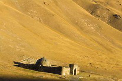 Construcción del siglo XV en Kirguistán.