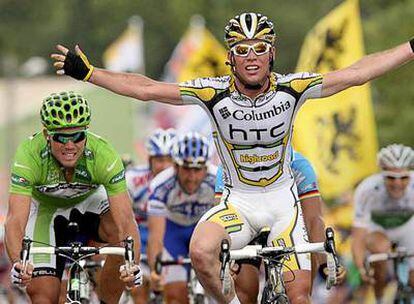 Cavendish celebra en la meta su victoria de etapa por delante de Hushovd, a la izquierda.