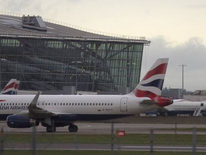 Aviones de British Airways en el aeropuerto londinense de Heathrow. / Reuters