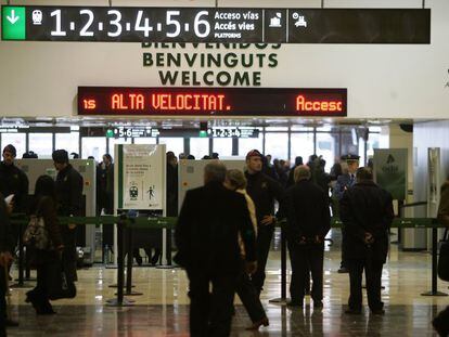Pasajeros en el control de acceso de la Estación de Sants de Barcelona antes del viaje inaugural del AVE Barcelona-Madrid.