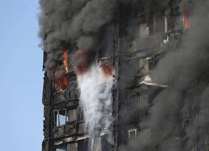 El humo y las llamas rodean la estructura de la Torre Grenfell durante el incendio, en Londres.
