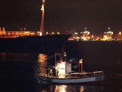 Uno de los pesqueros de La L&iacute;nea, la madrugada del martes, en aguas de la bah&iacute;a algecire&ntilde;a, donde salieron a faenar sin incidentes.