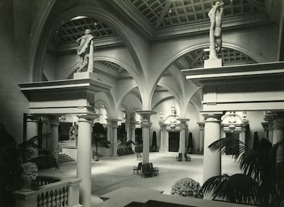 Interior del Palau de la Reina Victòria Eugènia de Puig i Cadafalch, el 1929.