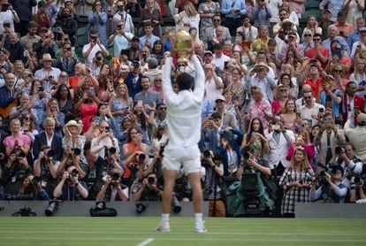 Alcaraz eleva el trofeo de campeón, el domingo, en la Centre Court de Wimbledon.