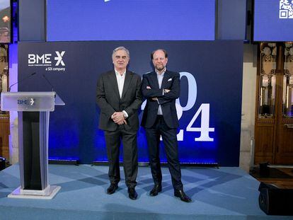 Javier Hernani (izquierda), consejero delegado de BME, y Jos Dijsselhof, consejero delegado de SIX Group, en la Bolsa de Madrid.