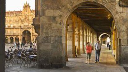 Soportales y terrazas en la plaza Mayor de Salamanca.