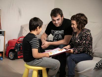 Eva Celebrovsky y Borja López, con su hijo en el salón de su casa, en Terrassa (Barcelona).