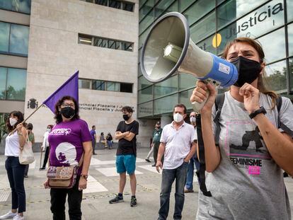 Concentración del Movimiento Feminista con motivo del primer juicio por las multas impuestas a raiz de las huelgas del 8 de Marzo de 2018 y 2019.