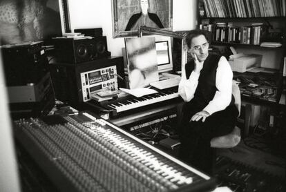 Franco Battiato, en el estudio de su casa de Milo (Sicilia), en 1996.