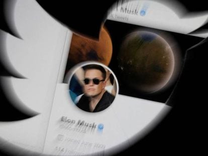 Perfil de Twitter de Elon Musk, visto a través del logo de la red social. 